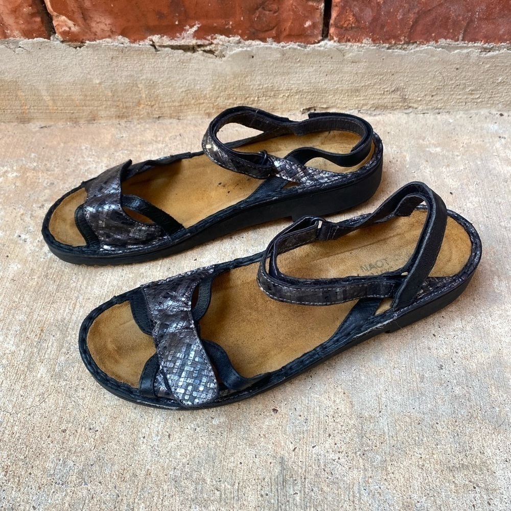 Naot 42 Womens 9 Silver Metallic Geometric Print Sandals